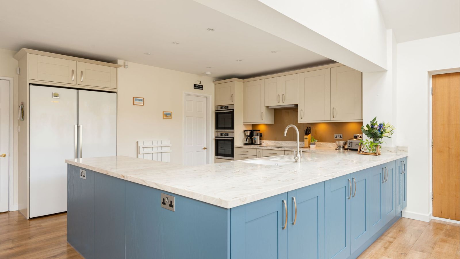 What colour walls match blue kitchen units?